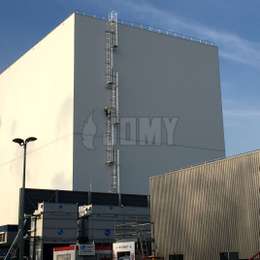 Vaste ladder voor daktoegang van een industrieel gebouw Vaste kooiladders voor toegang tot het dak van een hoge constructie.